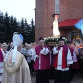 Podczas nabożeństwa fatimskiego odmawiano różaniec, idąc z figurą Matki Bożej ulicami osiedla