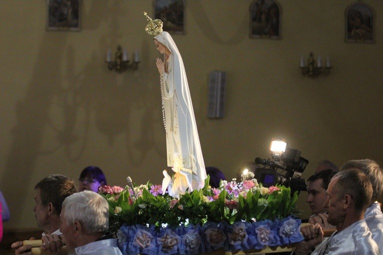 Nabożeństwo Fatimskie w parafii Jezusa Chrystusa Króla Wszechświata w Rawie Maz. 