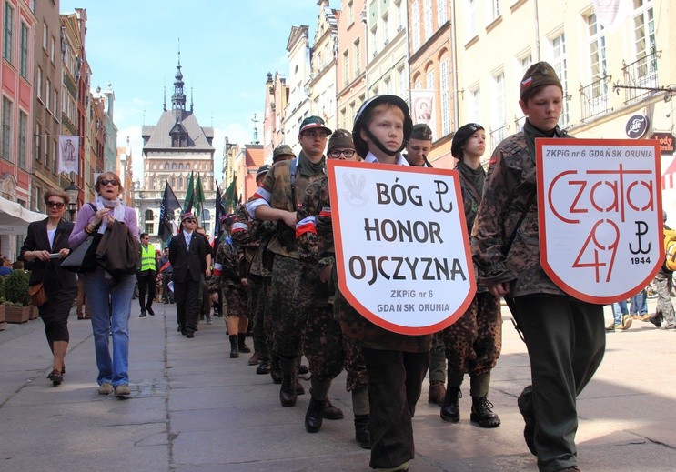 Marsz Pileckiego zgromadził przedstawiciel różnych grup i stowarzyszeń. Nie zabrakło także młodych