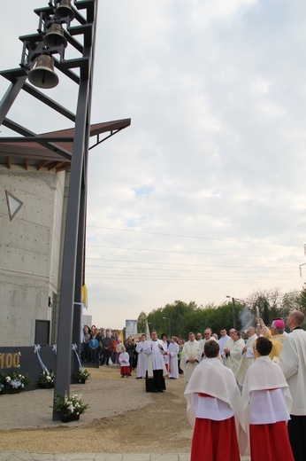 Bierzmowanie i błogosławienie dzwonów u MB Fatimskiej w Piotrowicach