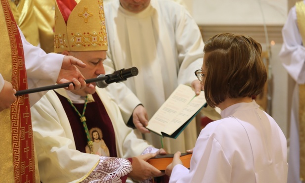 Podczas liturgii konsekracji bp Piotr Greger wręczył każdej z pań obrączkę i księgę brewiarza