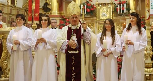 Pamiątkowe zdjęcie z bp. Piotrem Gregerem