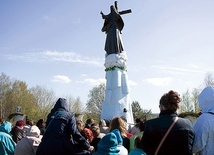 ►	Nie tylko w maju to miejsce odwiedzają pątnicy.