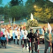 ▼	Tysiące wiernych towarzyszyły na ulicach Koszalina figurze Maryi Fatimskiej.