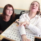 Agnieszka Bal (z prawej) z Agnieszką Pilch z Zamościa, która poprowadziła warsztaty zatytułowane: „Komunikacja z pacjentem w szpitalu z wykorzystaniem AAC”.