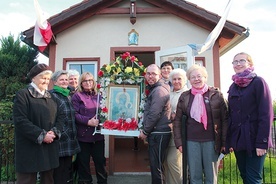 Mieszkańcy Grabika k. Żar z obrazem Matki Bożej Częstochowskiej, który przed laty peregrynował  po rodzinach z tutejszej miejscowości.