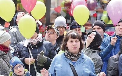 Każdy uczestnik dostał balon, by zawieszone na nim marzenie wypuścić do nieba.