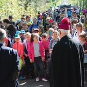 Na tegoroczne rekolekcje w drodze na Chełmiec wyruszyła młodzież z 23 szkół.