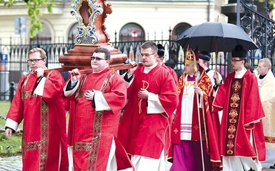 Relikwie patrona diecezji nieśli nowo wyświęceni diakoni.