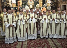 ▲	Przyszli księża z biskupami i przełożonymi z seminarium.