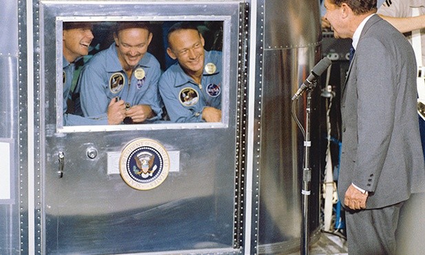 Po wyłowieniu astronautów czekała 21-dniowa kwarantanna, aby przyzwyczaić organizm do ziemskich warunków. Bohaterów narodowych odwiedził w tym czasie prezydent Nixon
