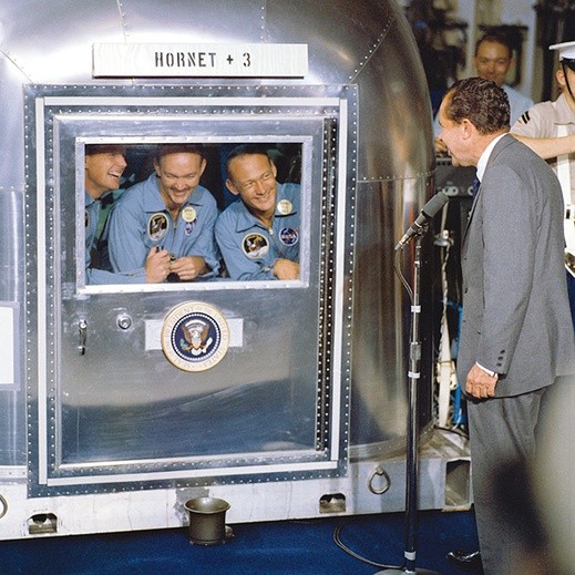 Po wyłowieniu astronautów czekała 21-dniowa kwarantanna, aby przyzwyczaić organizm do ziemskich warunków. Bohaterów narodowych odwiedził w tym czasie prezydent Nixon