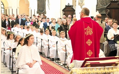 Pierwsza Komunia św. i biały tydzień to początek świadomej drogi wiary, którą dzieci mogą podjąć przy pomocy rodziców. Na zdjęciu: uroczystość w parafii Krasne.