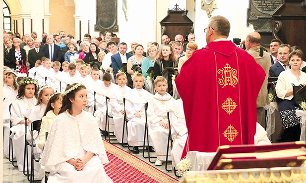 Pierwsza Komunia św. i biały tydzień to początek świadomej drogi wiary, którą dzieci mogą podjąć przy pomocy rodziców. Na zdjęciu: uroczystość w parafii Krasne.