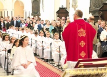 Pierwsza Komunia św. i biały tydzień to początek świadomej drogi wiary, którą dzieci mogą podjąć przy pomocy rodziców. Na zdjęciu: uroczystość w parafii Krasne.