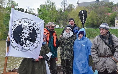 ▲	Uczestnicy XII Królewskiego Flisu Wiślanego w Sandomierzu.