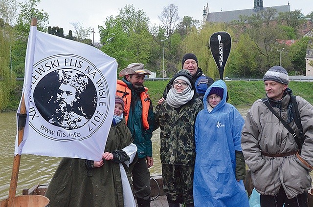 ▲	Uczestnicy XII Królewskiego Flisu Wiślanego w Sandomierzu.