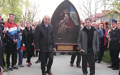 ▲	Obraz Matki Bożej niosą Józef Kaczyński, Bogusław Kowalczuk, Józef Martyna oraz Waldemar Stępak.