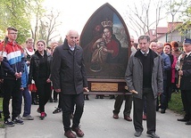 ▲	Obraz Matki Bożej niosą Józef Kaczyński, Bogusław Kowalczuk, Józef Martyna oraz Waldemar Stępak.
