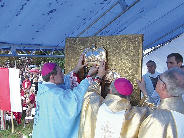 Koronacja obrazu Matki Bożej Pocieszenia w Bogorii.