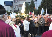 Podczas nabożeństwa niesiona jest figura Matki Bożej.
