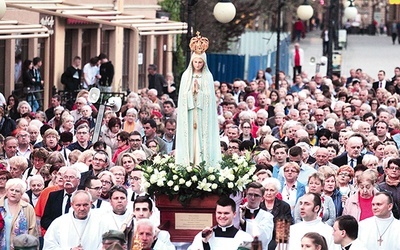 Procesja była wielką manifestacją wiary i zaufania do Boga i Maryi.