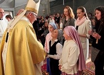 ▲	Dary mszalne wręczyły abp. Skworcowi dzieci z piotrowickiej parafii, przebrane za Łucję, Franciszka i Hiacyntę.