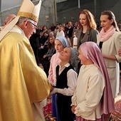 ▲	Dary mszalne wręczyły abp. Skworcowi dzieci z piotrowickiej parafii, przebrane za Łucję, Franciszka i Hiacyntę.