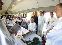 ▲	W pociągu nie mogło zabraknąć Mszy św. Przewodniczy  bp Marek Szkudło. 