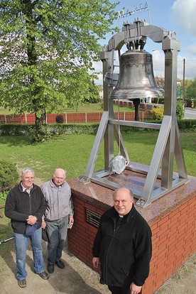 ▲	Rudolf Jonderko, Henryk Hrapiec, ks. Krzysztof Fulek i odzyskany przez Leszczyny dzwon.