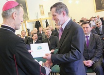 Upoważnienia nowym szafarzom wręczył bp Stanisław Salaterski.