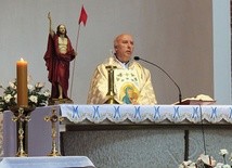 ▲	Modlitwie przewodniczył o. Aleksander Jacyniak SJ,  obok ołtarza relikwie świętych jezuitów.