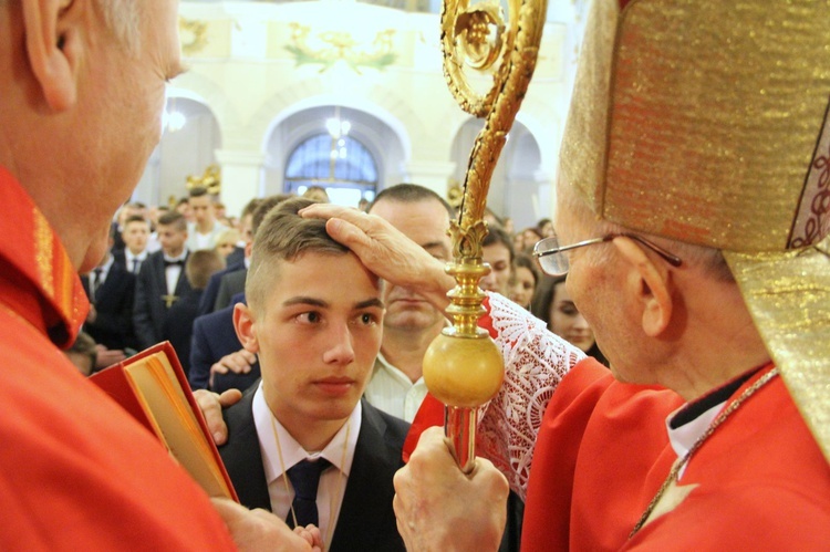 Bierzmowanie w kościele św. Jakuba w Tuchowie