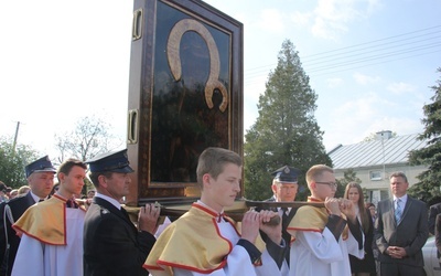 Ministranci z parafii w Błoniu niosą obraz MB Częstcochowskiej w procesji do kościoła