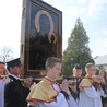 Ministranci z parafii w Błoniu niosą obraz MB Częstcochowskiej w procesji do kościoła