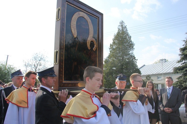 Ministranci z parafii w Błoniu niosą obraz MB Częstcochowskiej w procesji do kościoła