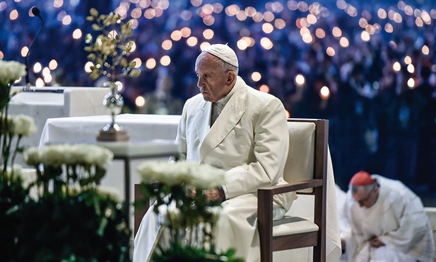 Papież Franciszek podczas wieczornej modlitwy różańcowej w Fatimie.