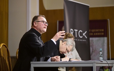 Księża Piotr Pawlukiewicz i Boguslaw Kowalski (z lewej) na spotkaniu autorskim w Warszawie.