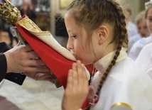 Na zakończenie Mszy św. dzieci mogły ucałować figurkę Matki Bożej. 