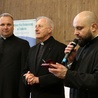 O. Hubert Matuszkiewicz, wicedyrektor Caritas Polska (w środku), z ks. Robertem Kowalskim, dyrektorem diecezjalnej Caritas (z lewej) i wicedyrektorem ks. Damianem Drabikowskim