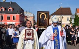 Procesja z obrazem zmierza do kościoła parafii św. Andrzeja Apostoła w Łęczycy. Na czele bp Wojciech Osial i ks. Sławomir Sobierajski, dziekan łęczycki