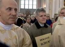 Ks. Stanisław Styś z przedstawicielami dekanatu iłżeckiego na Mszy w katedrze podczas ogłoszenia Jerycha Różańcowego