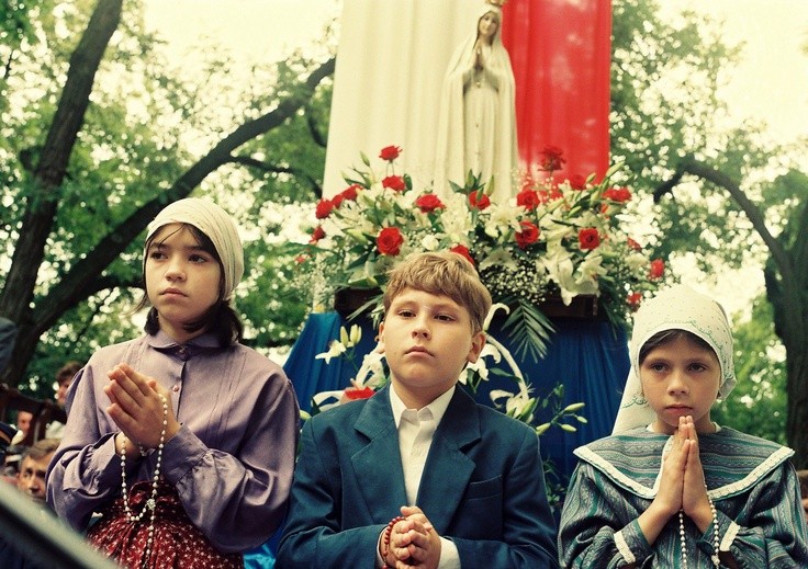 Pielgrzymującej po diecezji figurze Pani Fatimskiej towarzyszyła trójka dzieci, która miałe przypominać Łucję, Franciszka i Hiacyntę