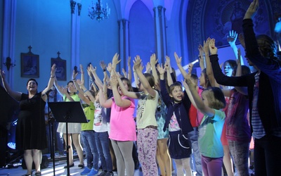 Patrycja Michalska i dzieci wspólnie uwielbiają Boga śpiewem
