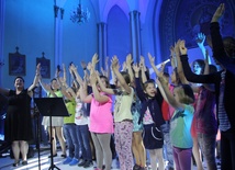 Patrycja Michalska i dzieci wspólnie uwielbiają Boga śpiewem