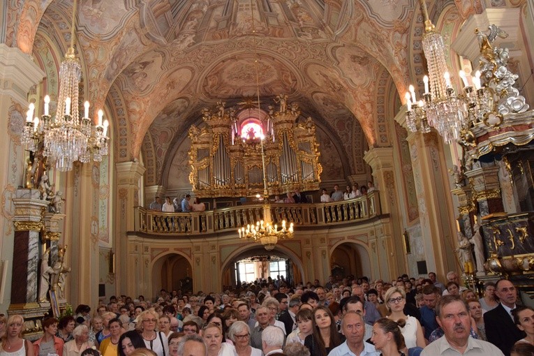 Powitanie ikony MB Częstochowskiej w parafii Niepokalanego Poczęcia NMP w Łęczycy