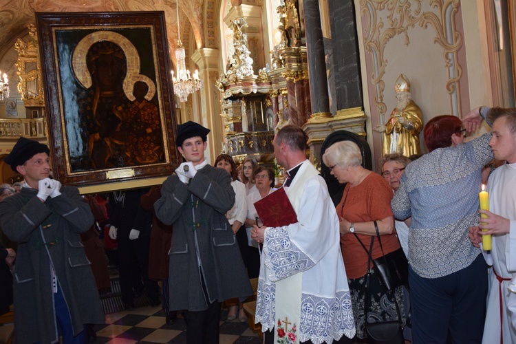 Powitanie ikony MB Częstochowskiej w parafii Niepokalanego Poczęcia NMP w Łęczycy