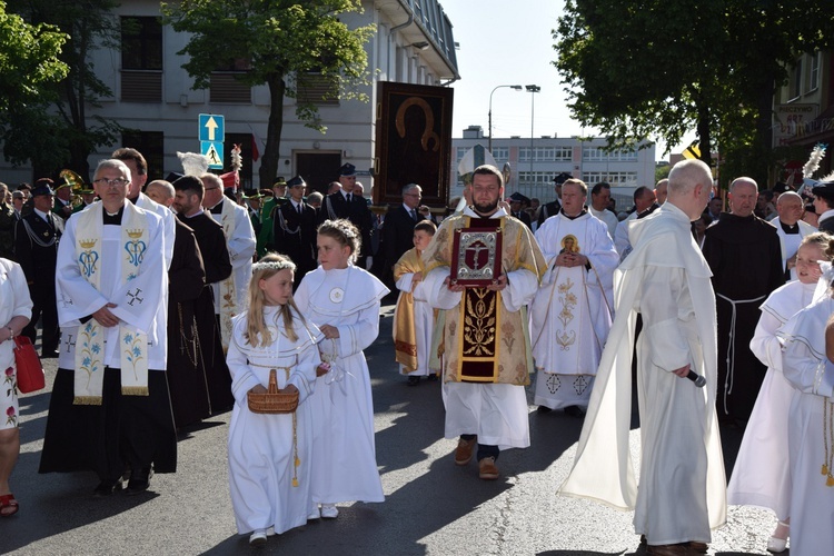 Powitanie ikony MB Częstochowskiej w parafii Niepokalanego Poczęcia NMP w Łęczycy