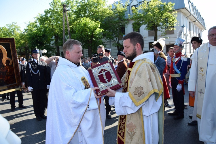 Powitanie ikony MB Częstochowskiej w parafii Niepokalanego Poczęcia NMP w Łęczycy