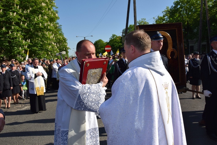 Powitanie ikony MB Częstochowskiej w parafii Niepokalanego Poczęcia NMP w Łęczycy